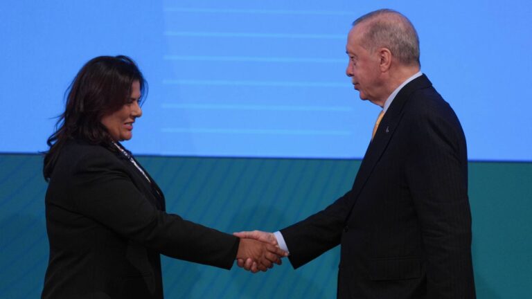 elif-cakir-ozlem-cercioglu-chpyi-suclayarak-yolsuzluk-operasyonlari-yuruten-ak-partiye-topugunda-yolsuzluk-dosyalarini-suruye-suruye-geldi-EfdT2Fgq.jpg