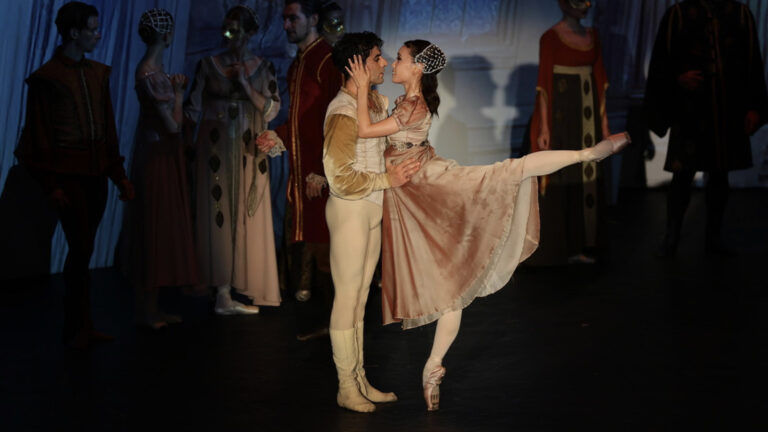 romeo-ve-juliet-temsiline-yerli-ve-yabanci-turistlerden-yogun-ilgi-J8fd74j6.jpg