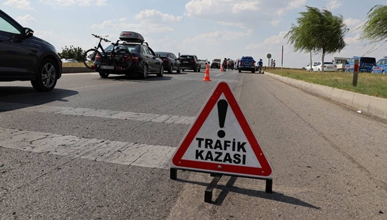 Freni boşalan TIR, park halindeki kamyonete çarptı