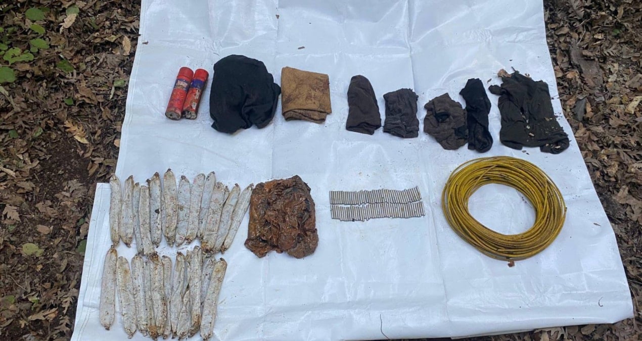 Teröristlerin kullandığı mağarada patlayıcı maddeler ele geçirildi