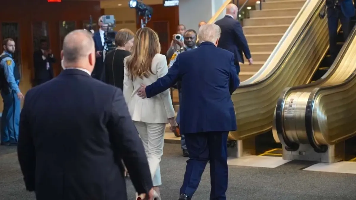 Trump’ın Yürüyen Merdiven Kazası