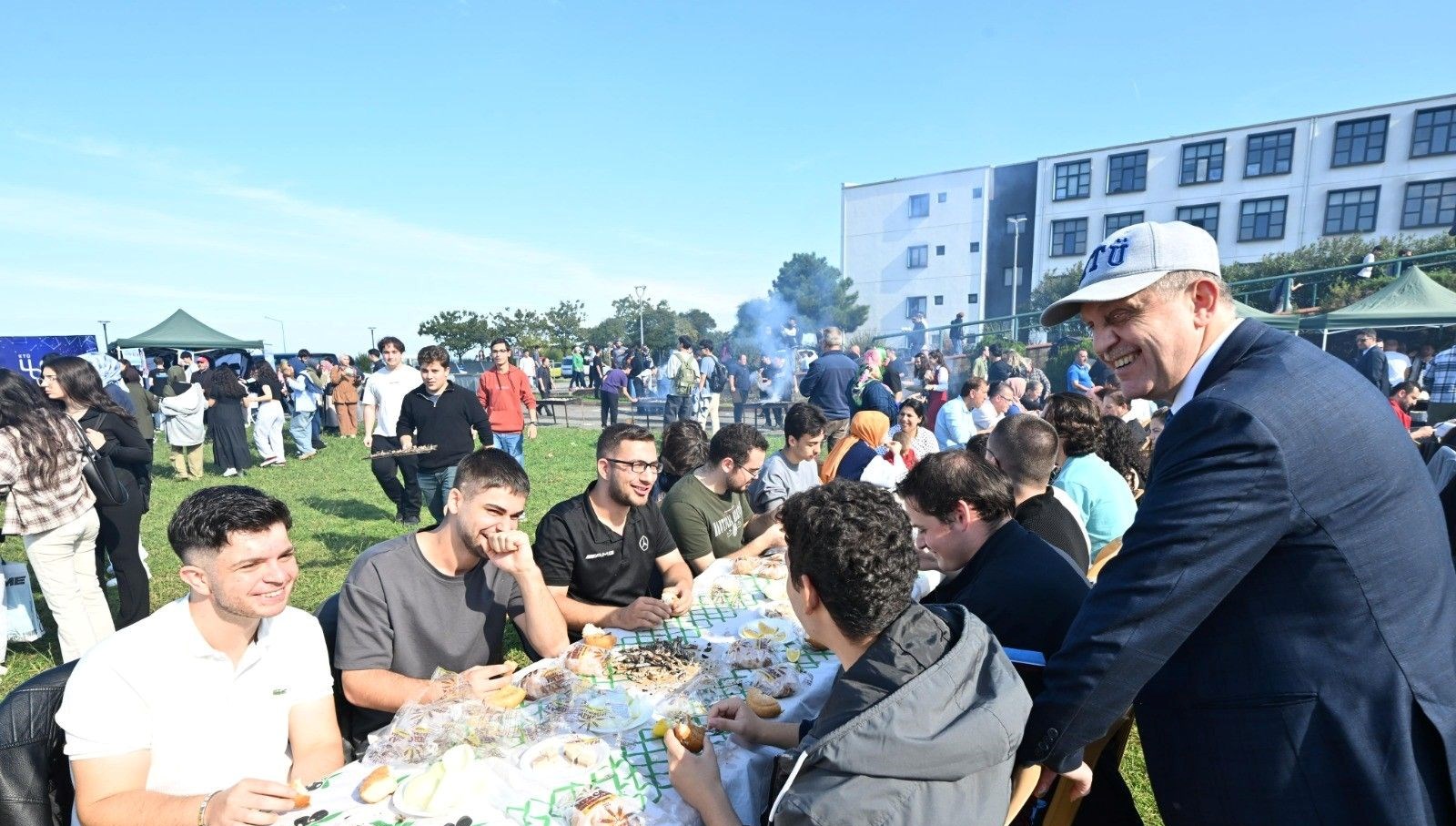 2 saatte 3 ton hamsi yediler MZ9kMTyH.jpg