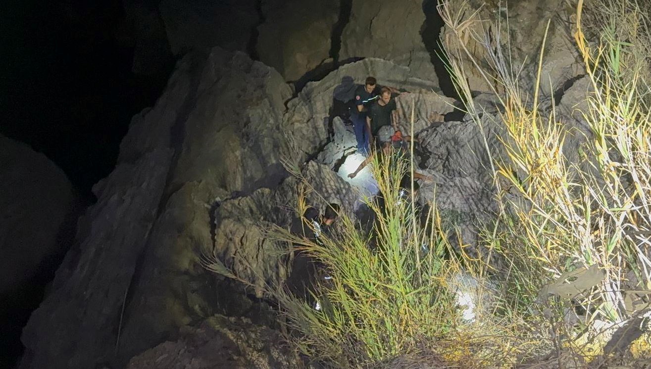 Balık tutmak isterken mahsur kaldılar