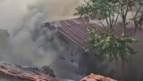 Beyoğlu’nda gecekondu alev alev yandı