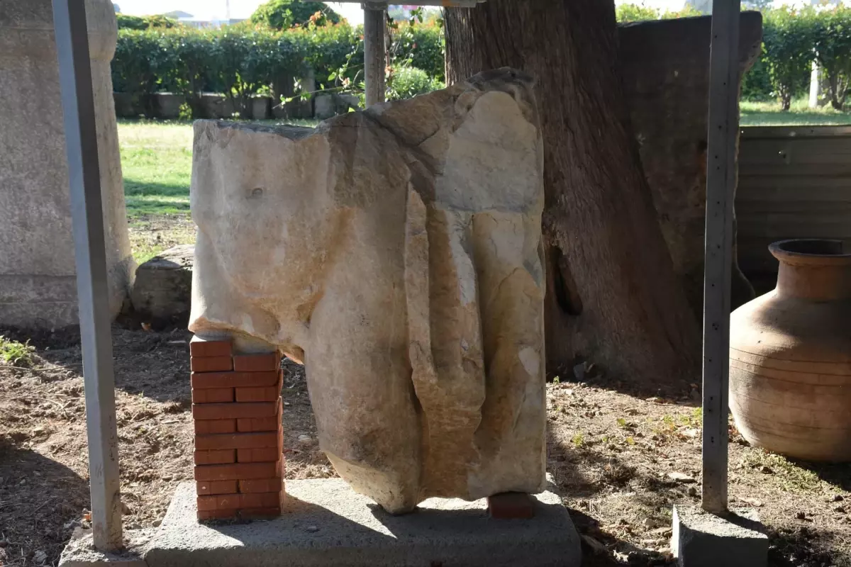 İzmir Smyrna Antik Kenti’nde 1800 Yıllık Heykel Bulundu