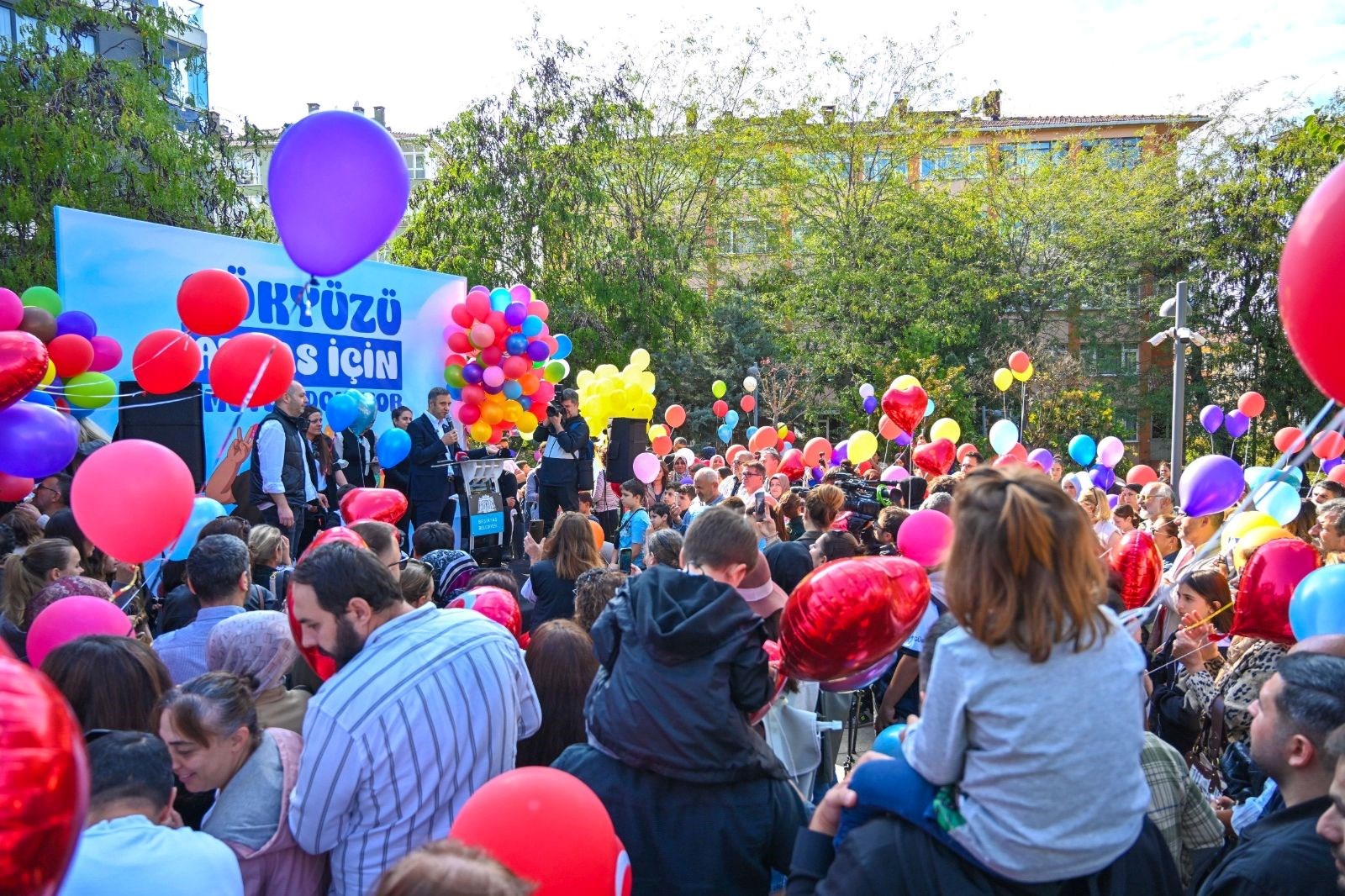 Lösemiyi 2’nci kez yenen Atlas için balonlar gökyüzüne bırakıldı