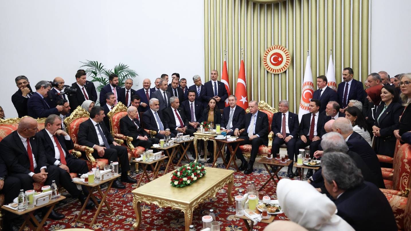 Yeni Yol Grup Başkanvekili Özdağ’dan Meclis resepsiyonundaki o fotoğrafla ilgili eleştirilere yanıt: Türkiye’nin işi bu mu?