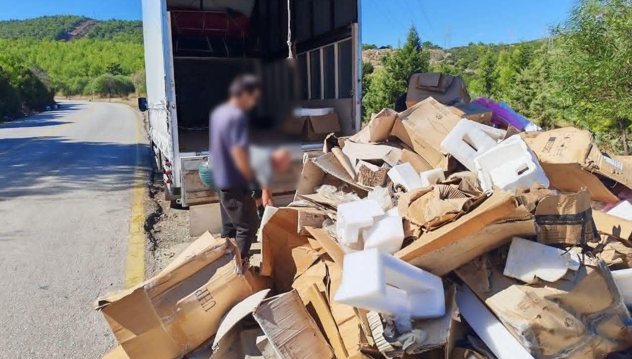 Yol kenarına atık döken kişilere para cezası kesildi