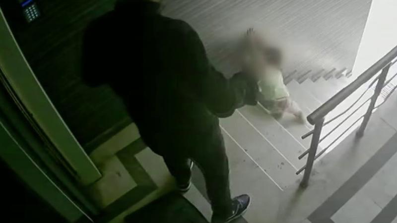 3 yaşındaki kızına tekme atıp merdivenlerden aşağı düşüren babaya hapis cezası