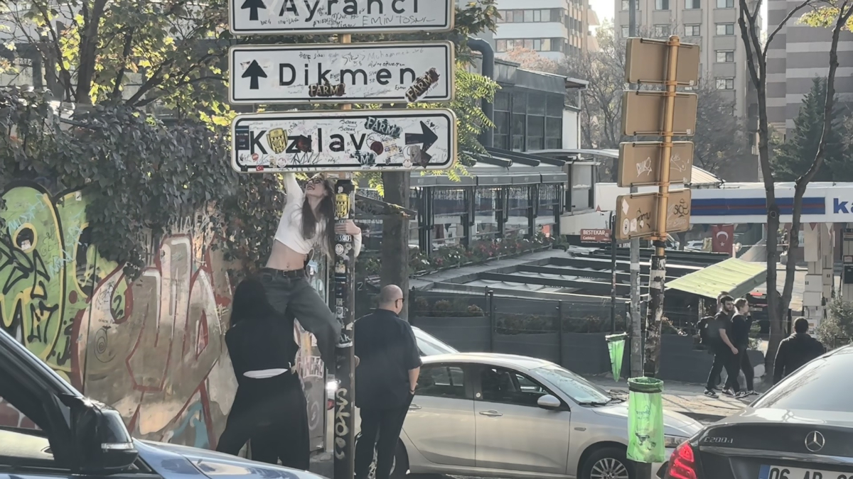 ankara buyuksehir belediyesi kizilay tabelasindaki fotograf cekimleri icin barfiks demiri insa etti y5Dn31FZ.jpg