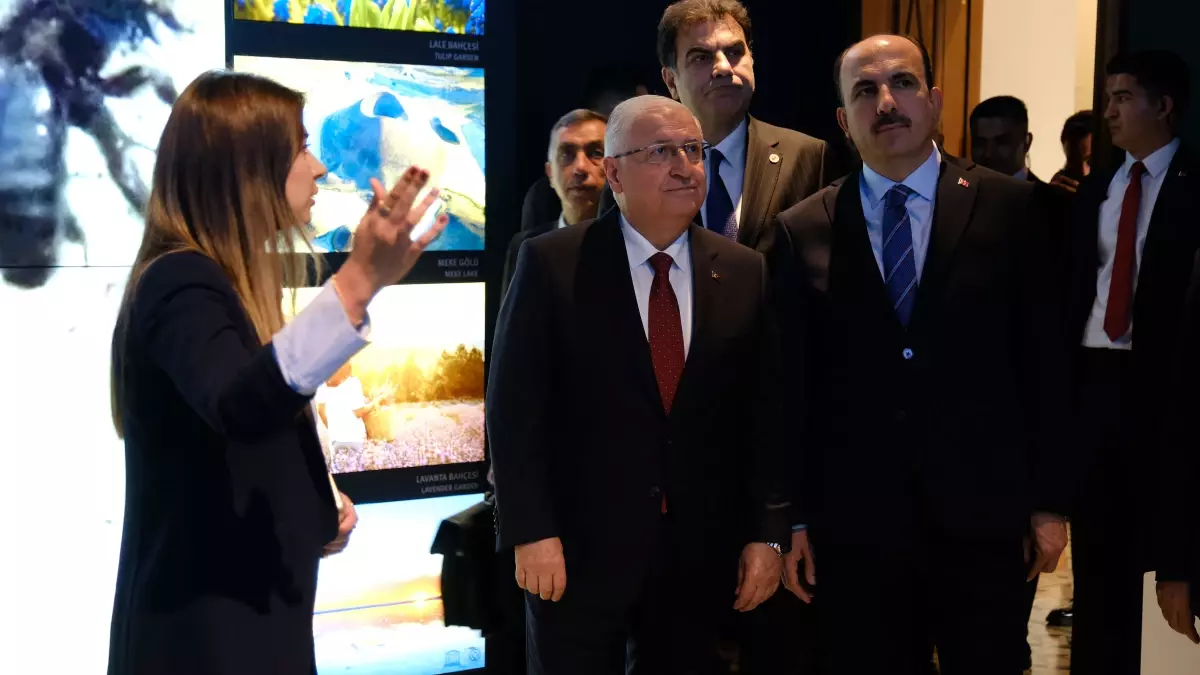 bakan guler konyada savunma bulusmalarinda Ov1Aav8I.jpg