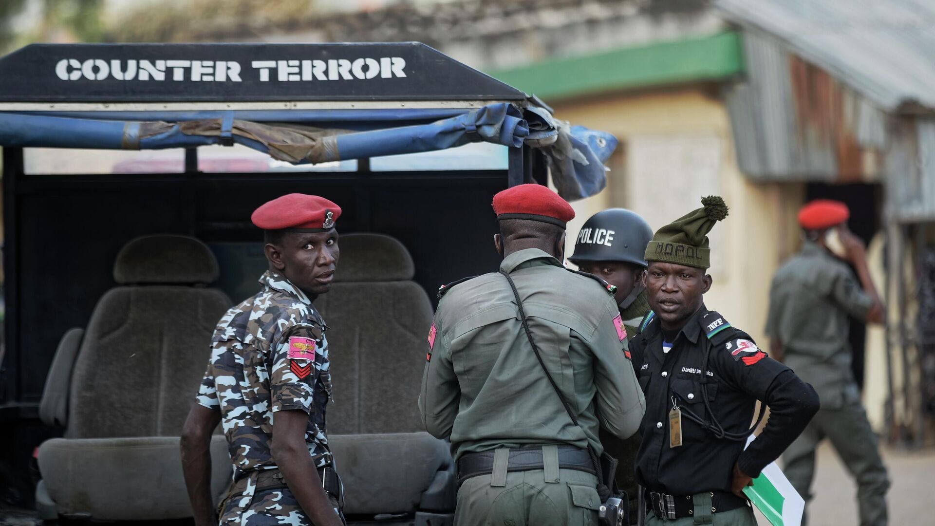 Bütün bir ülke bunu konuşuyor: 25 kız öğrenci gündüz vakti okuldan kaçırıldı