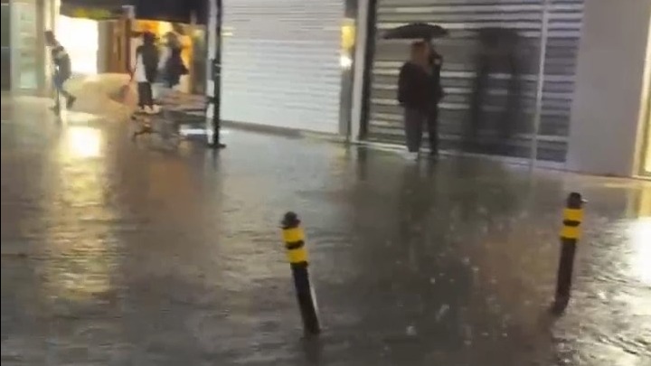 Çanakkale’de cadde ve sokaklar göle döndü