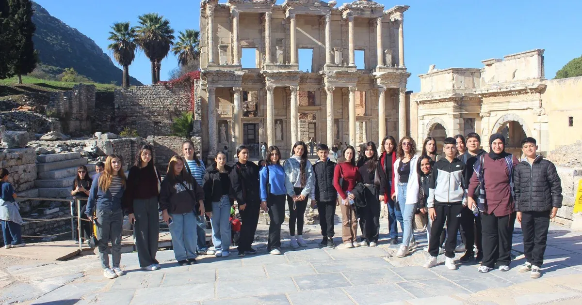 İzmir Büyükşehir’den Efes’te tarih ve müzik molası