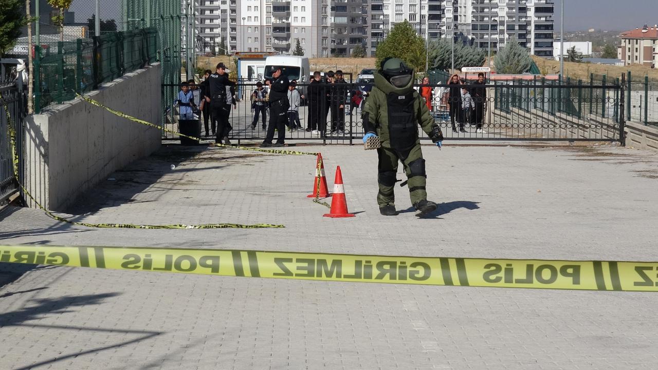 okul yerleskesindeki havai fisek rampasi panige neden oldu KLbh5K69.jpg