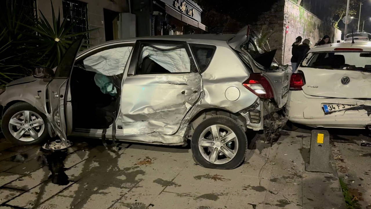 Üsküdar’da otomobil duvara çarptı: 1’i ağır 2 yaralı