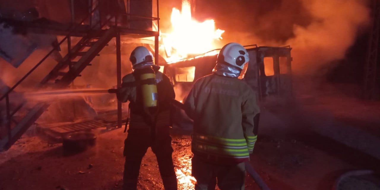 İnşaat şantiyesinde işçilerin yatakhanesinde yangın