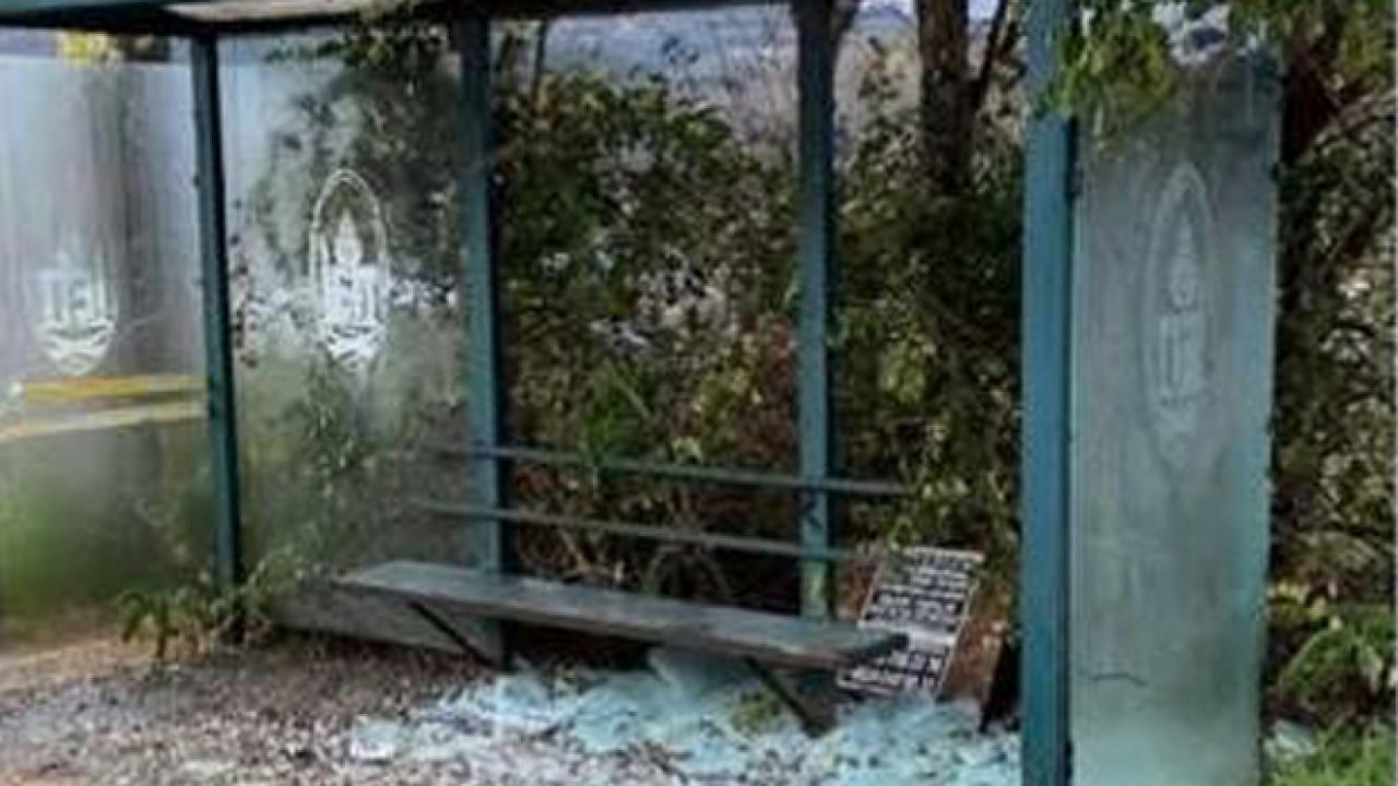 İstanbul’da otobüs duraklarının camlarını kıran şüpheliler yakalandı