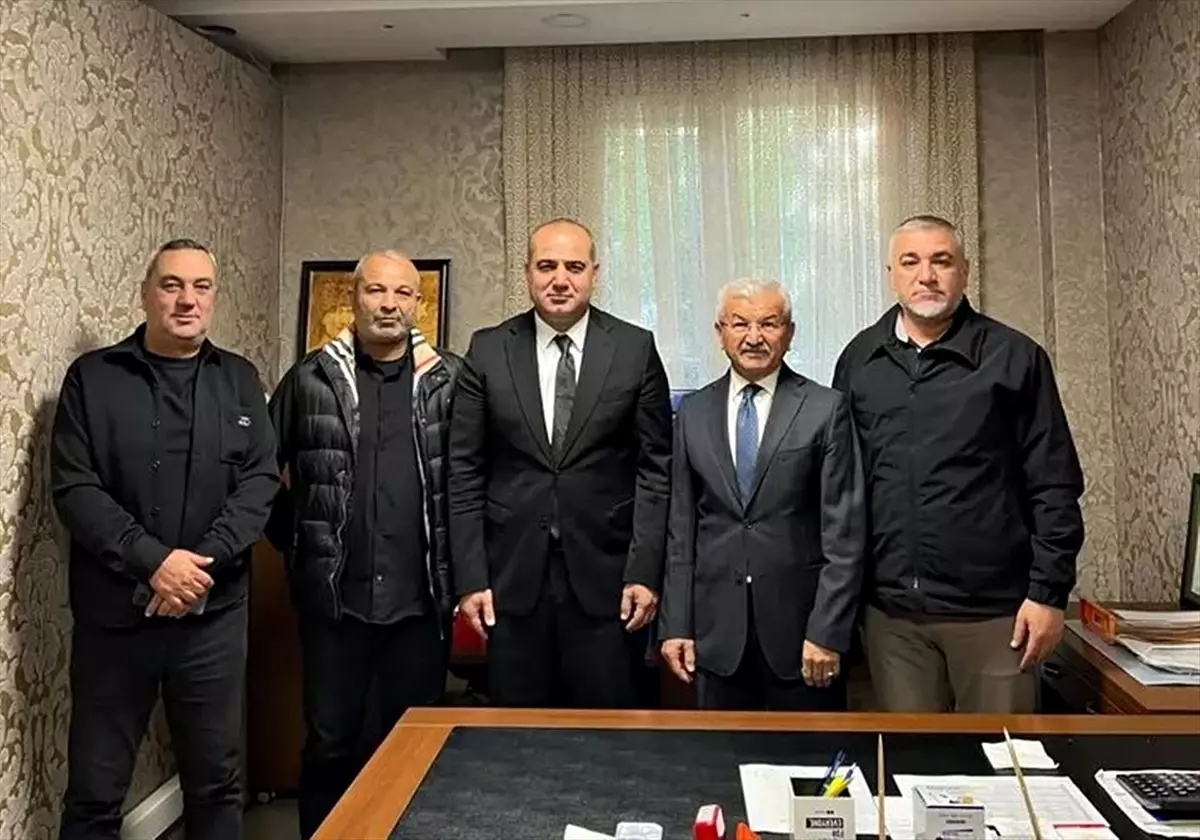 MHP Seyhan Huzurevi’ni Ziyaret Etti