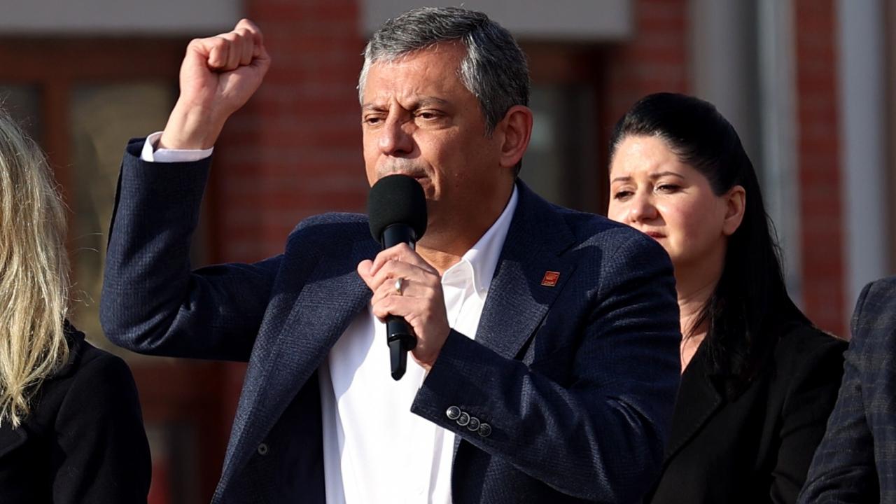 Özgür Özel Yunanistan’ı övdü, Türkiye’yi eleştirdi! Kendi seçmeni bile tepki gösterdi