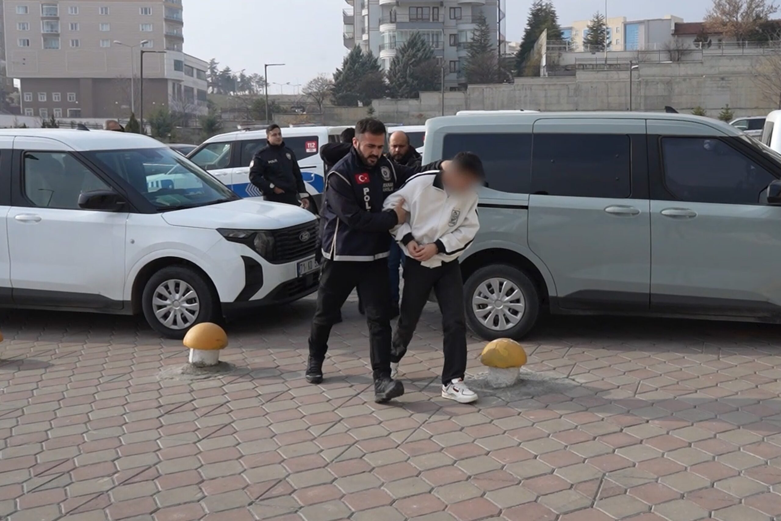 Parasını gasbettikleri gence çıplak görüntüleri ile şantaj yaptılar