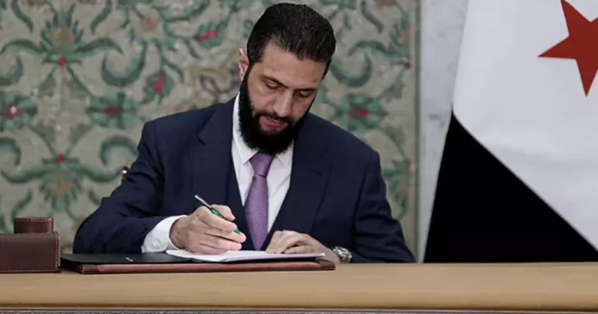 Suriye Devlet Başkanı Şara, Kürtlerin hak ve güvenliğini güvence altına alan kararnameyi imzaladı | Independent Türkçe