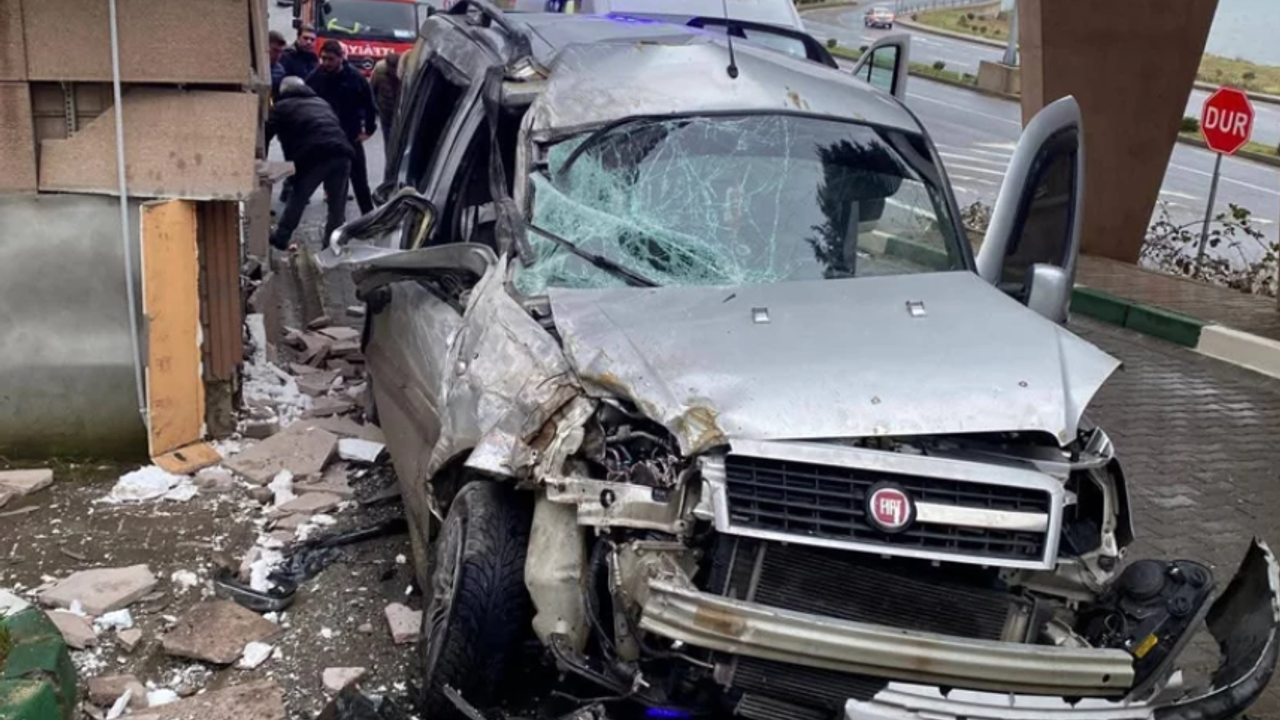 Sürücü direksiyon hakimiyetini kaybederek hastanenin güvenlik kulübesine çarptı